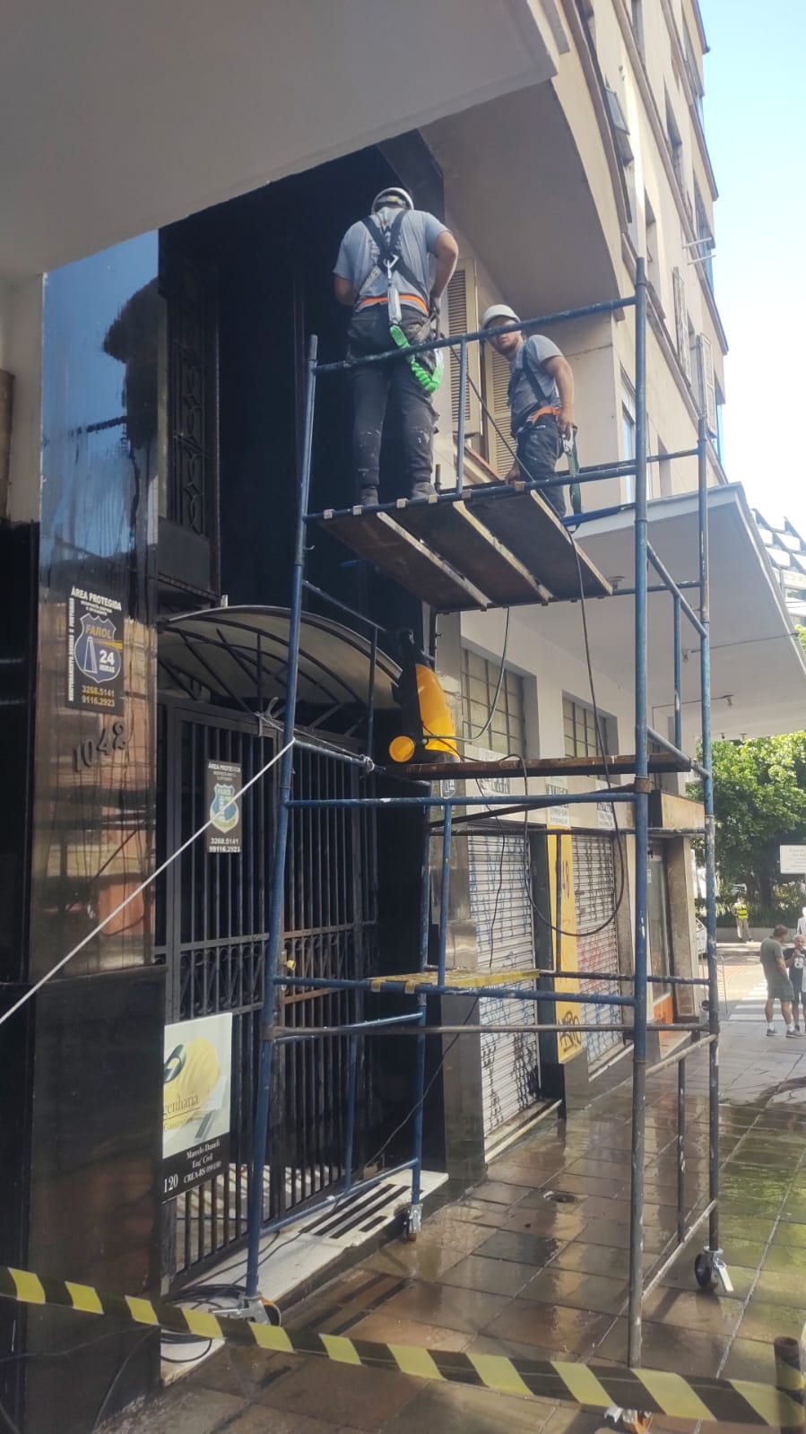 Obra de manutenção predial em andamento